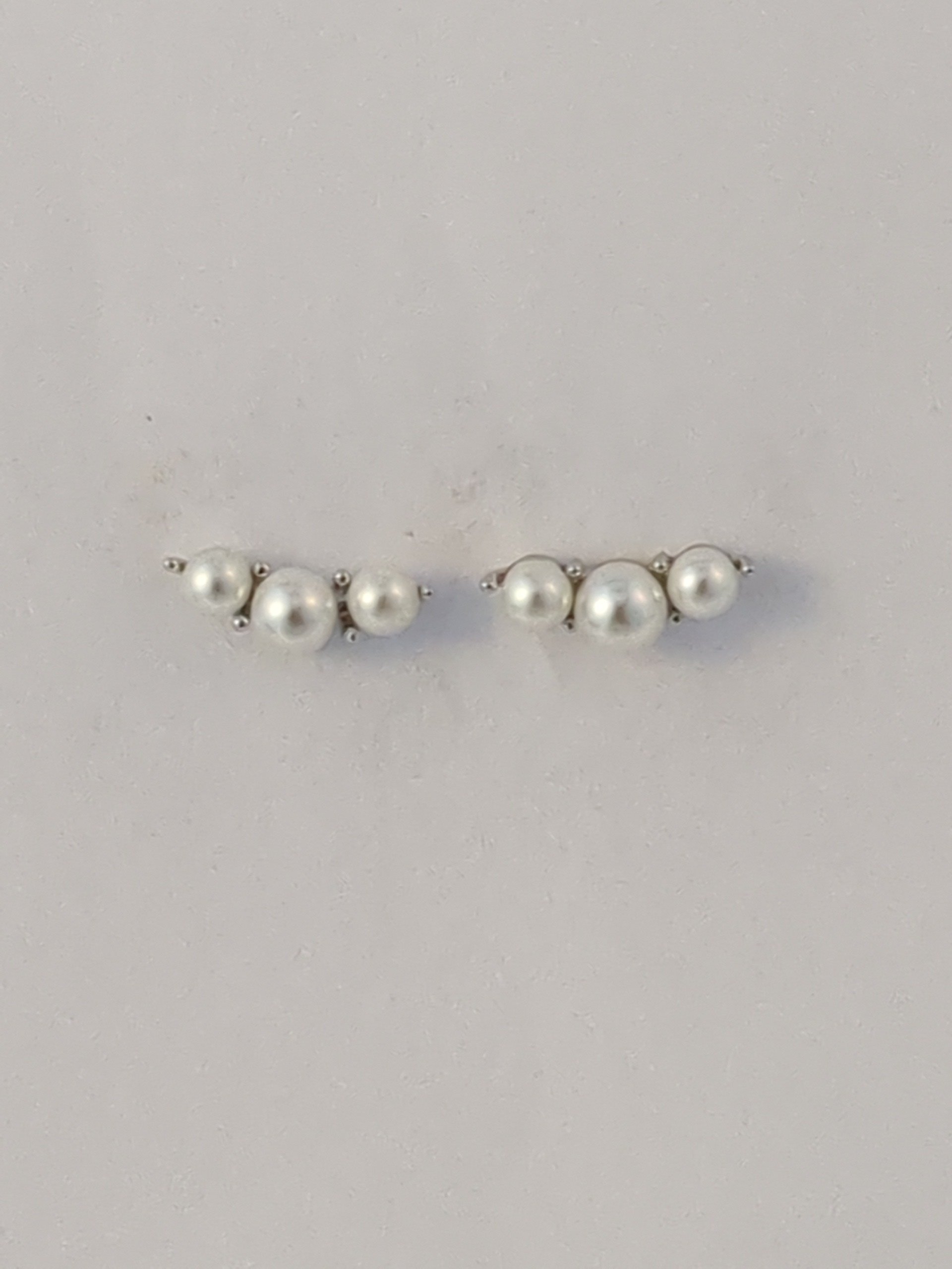 Sliver 3 pearl studs