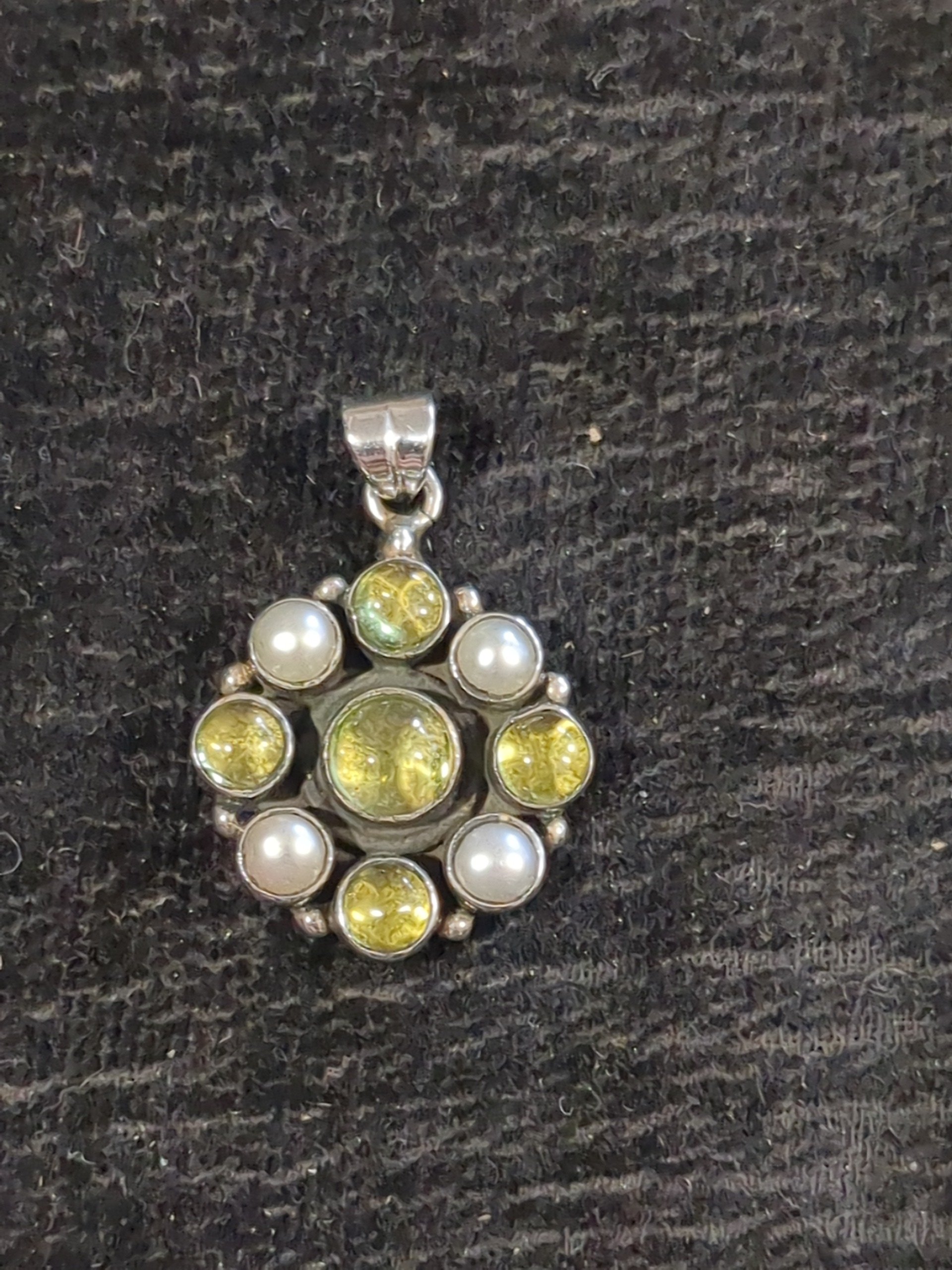 Silver peridot and pearl pendant