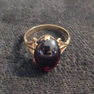9ct Gold garnet ring