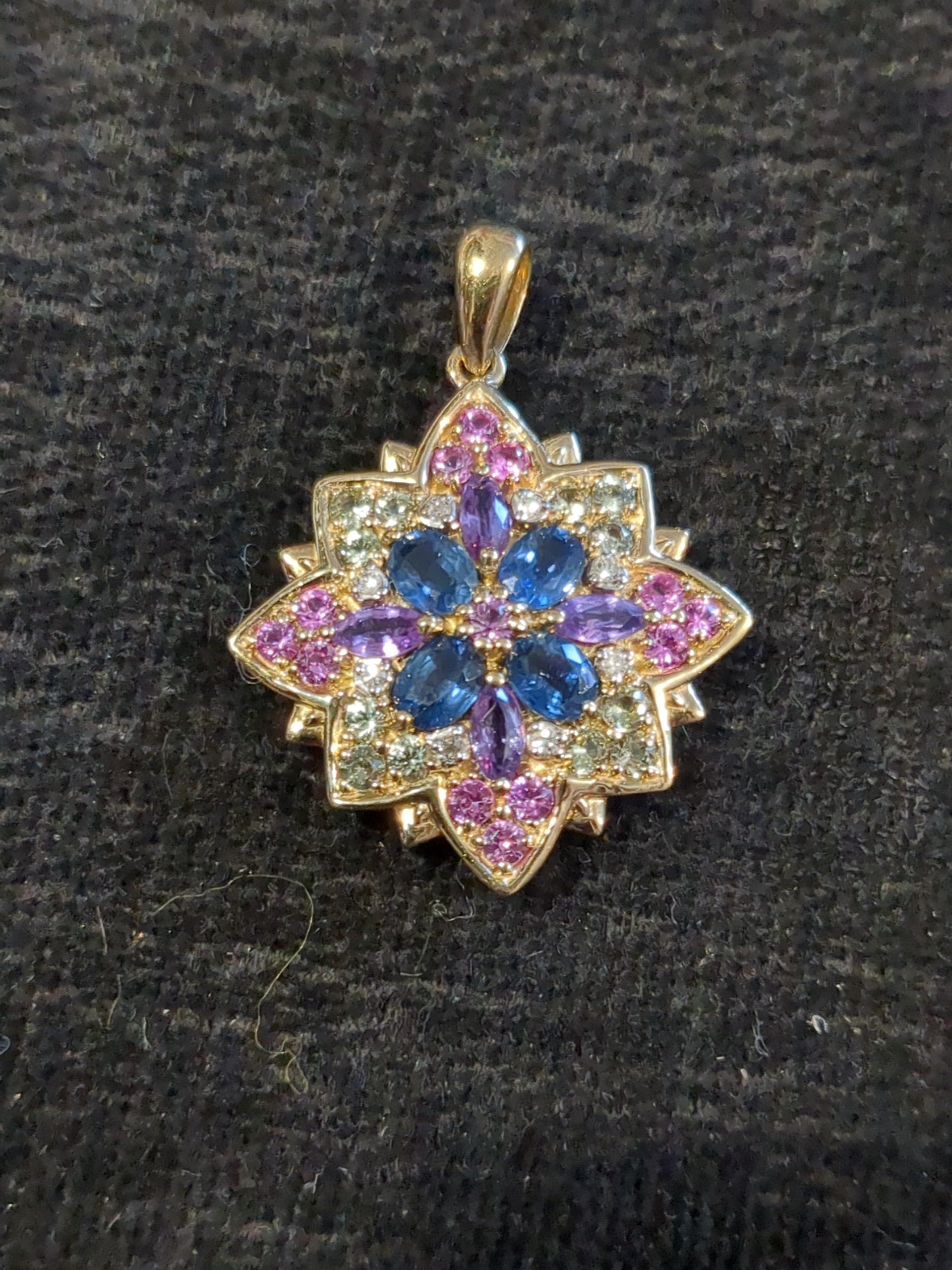 9ct sapphire pendant