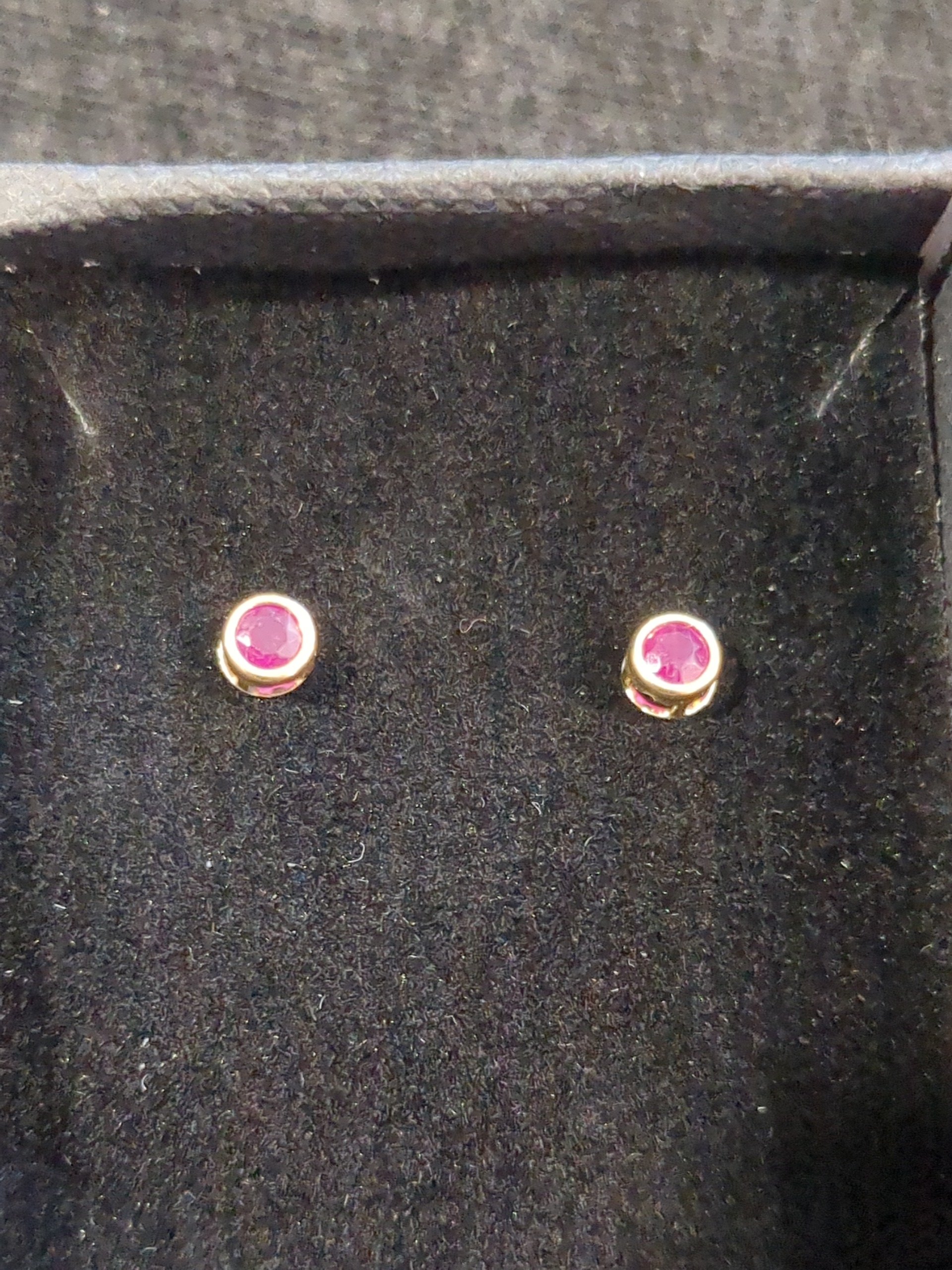 9ct Gold Ruby stud earrings