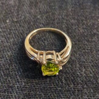 9ct Gold peridot ring