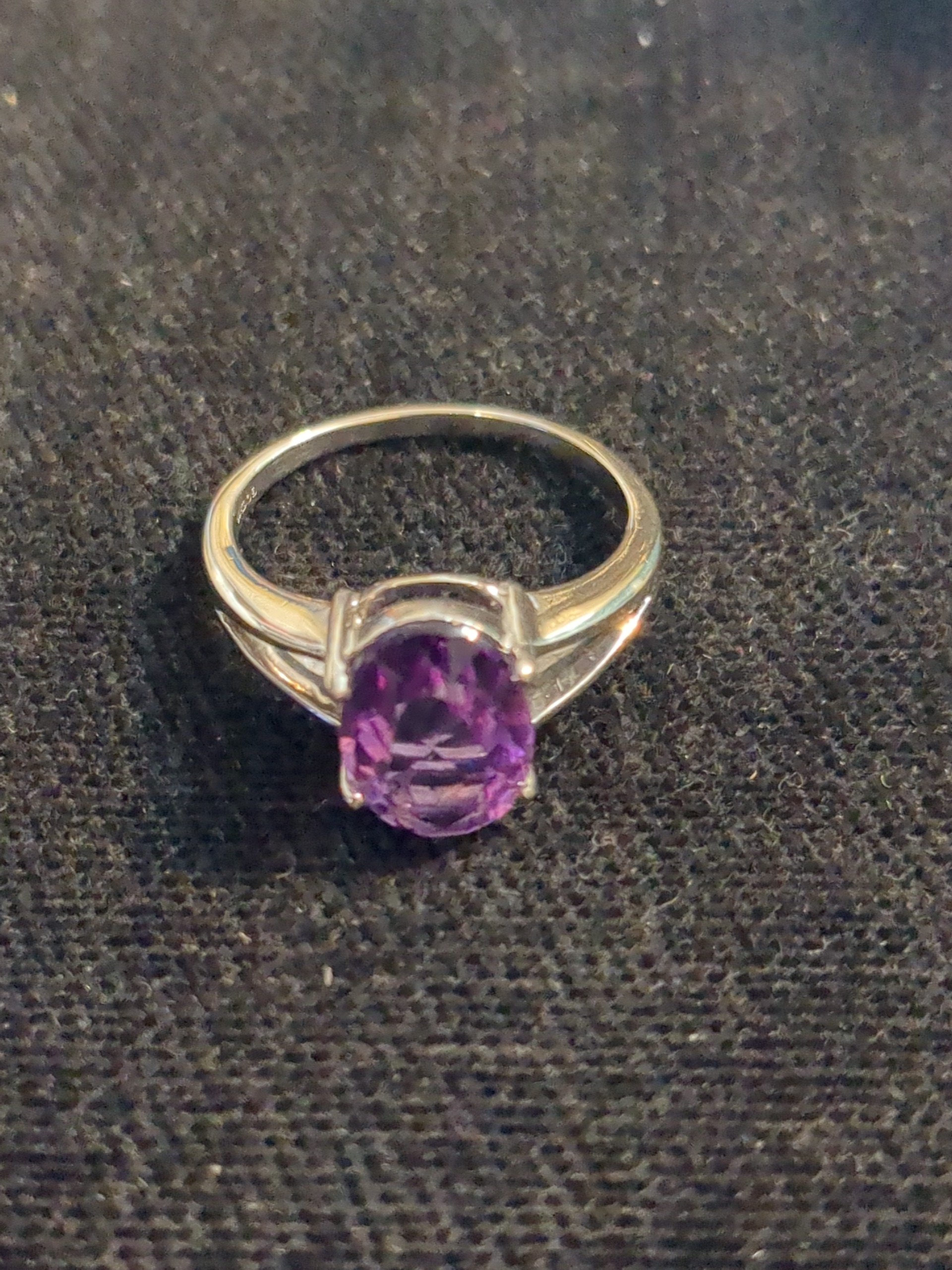 9ct white Gold amethyst ring
