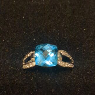 18ct white Gold blue topaz and diamond ring