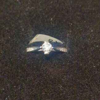 18ct white Gold diamond ring