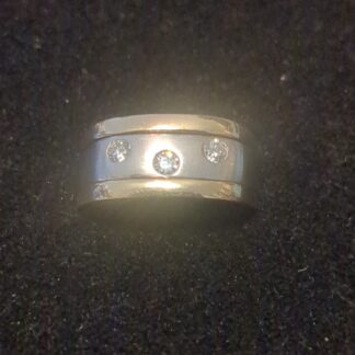 9ct white and yellow gold diamond ring