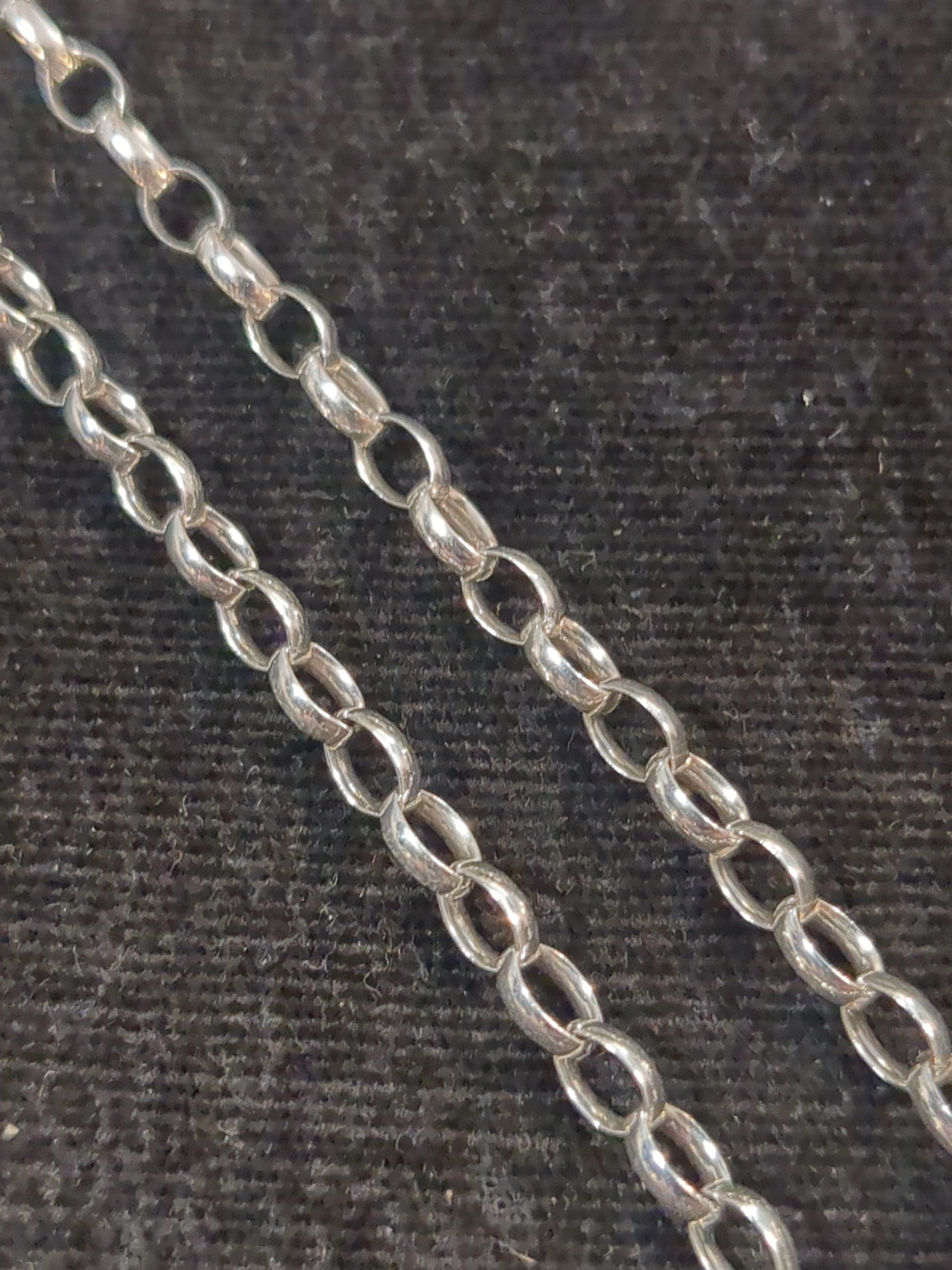 Silver oval belcher 22"