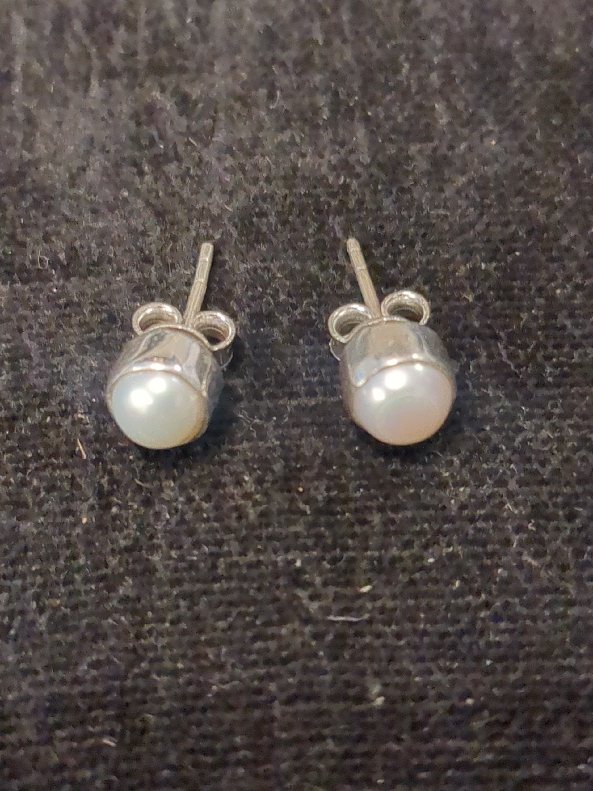 Silver pearl studs earrings