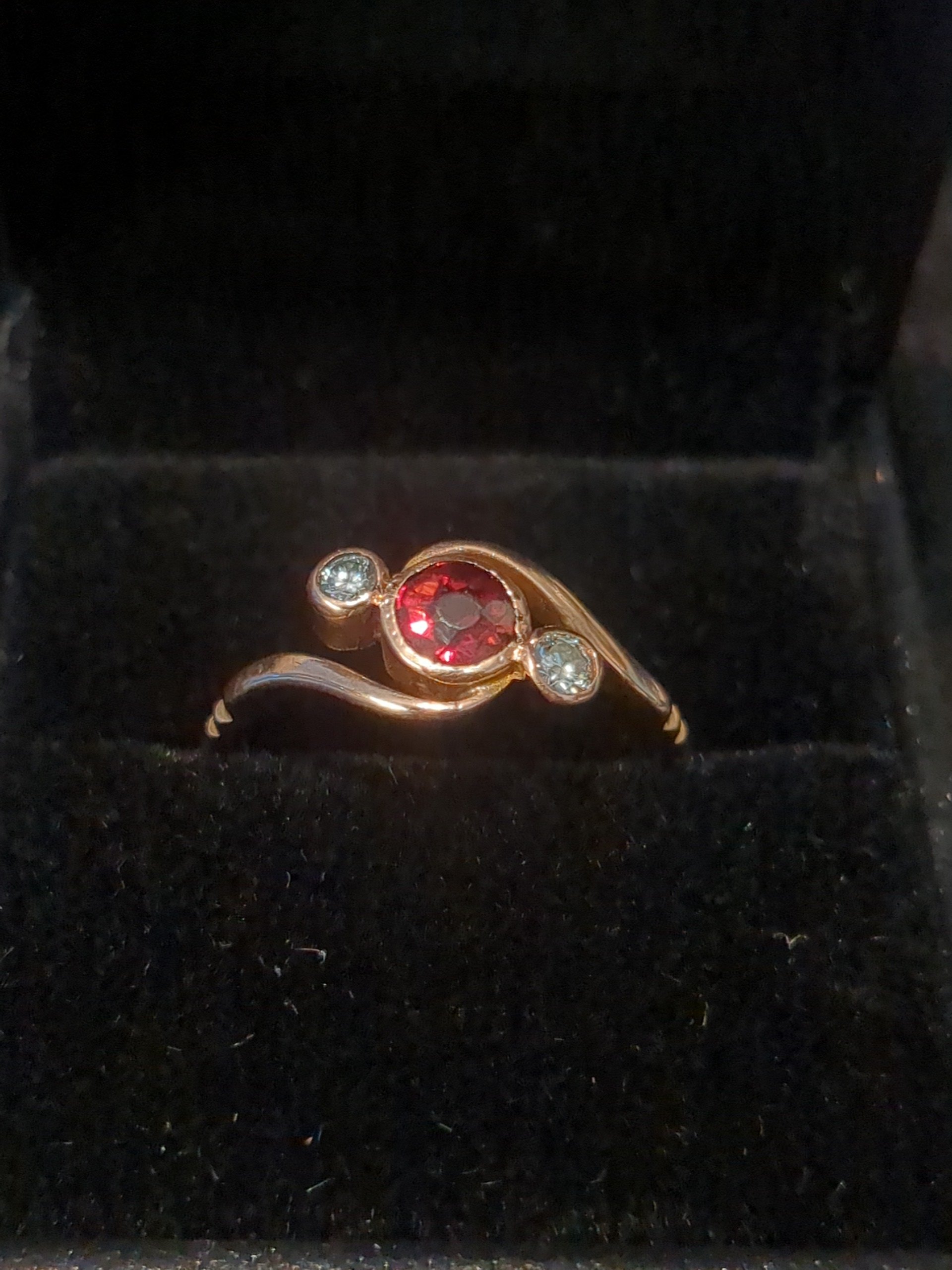 9ct gold garnet and diamond ring