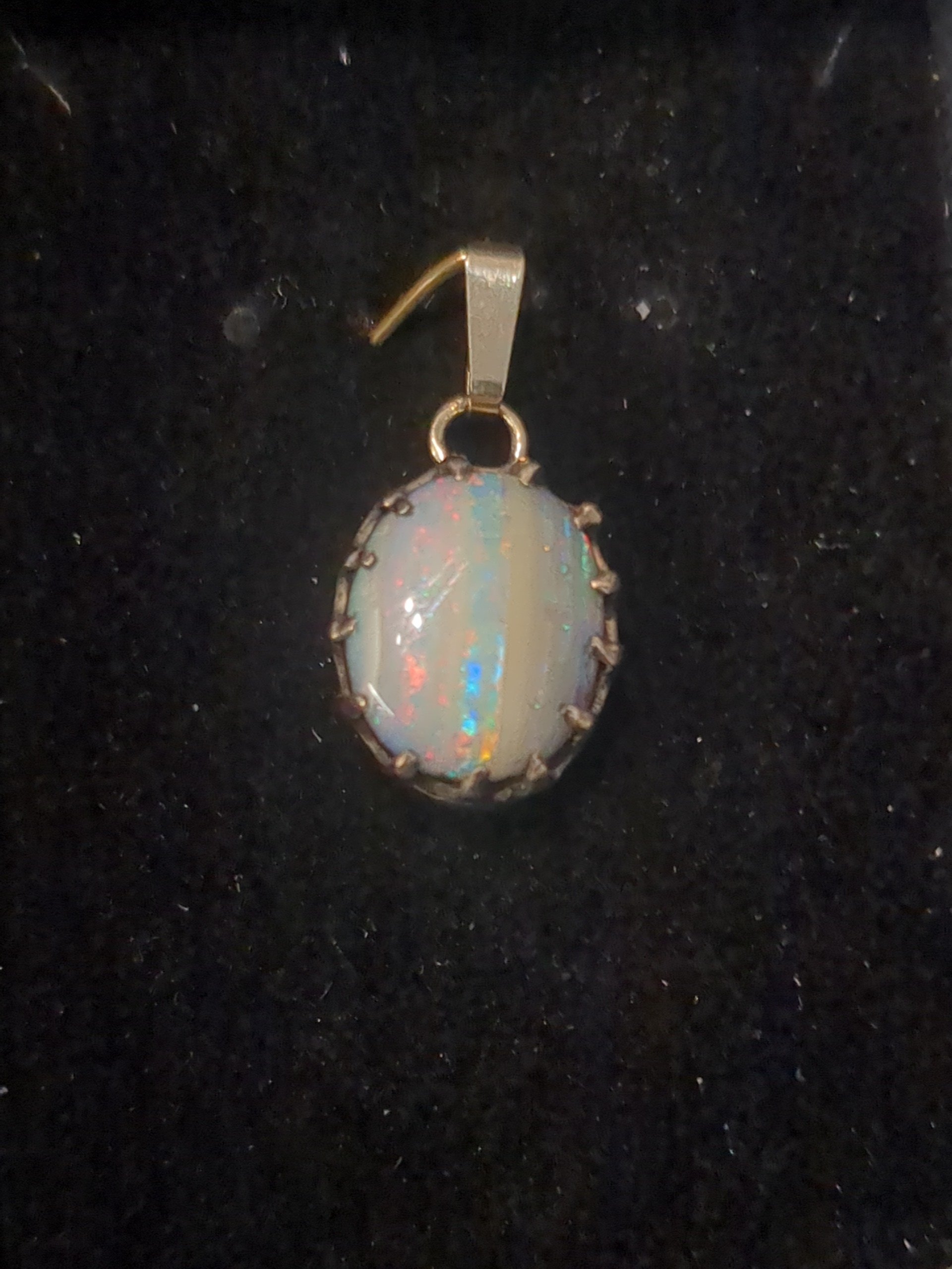 9ct gold opal pendant