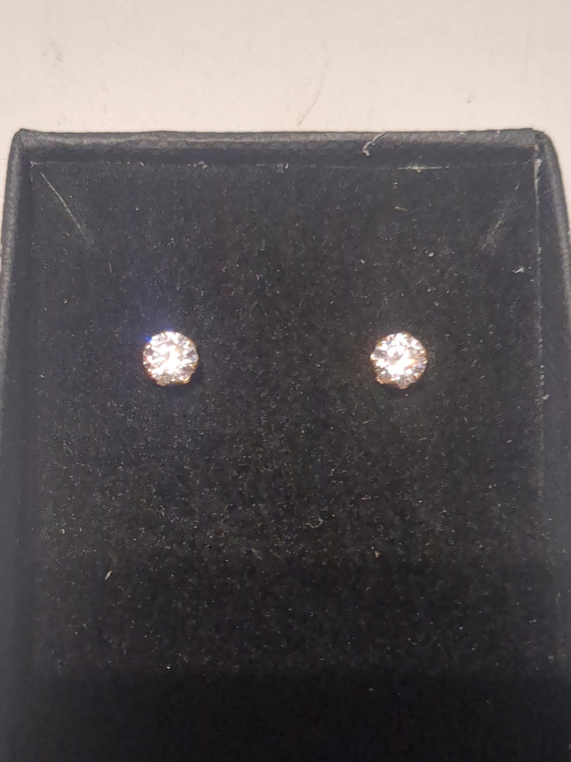 9ct Gold 4mm cz studs