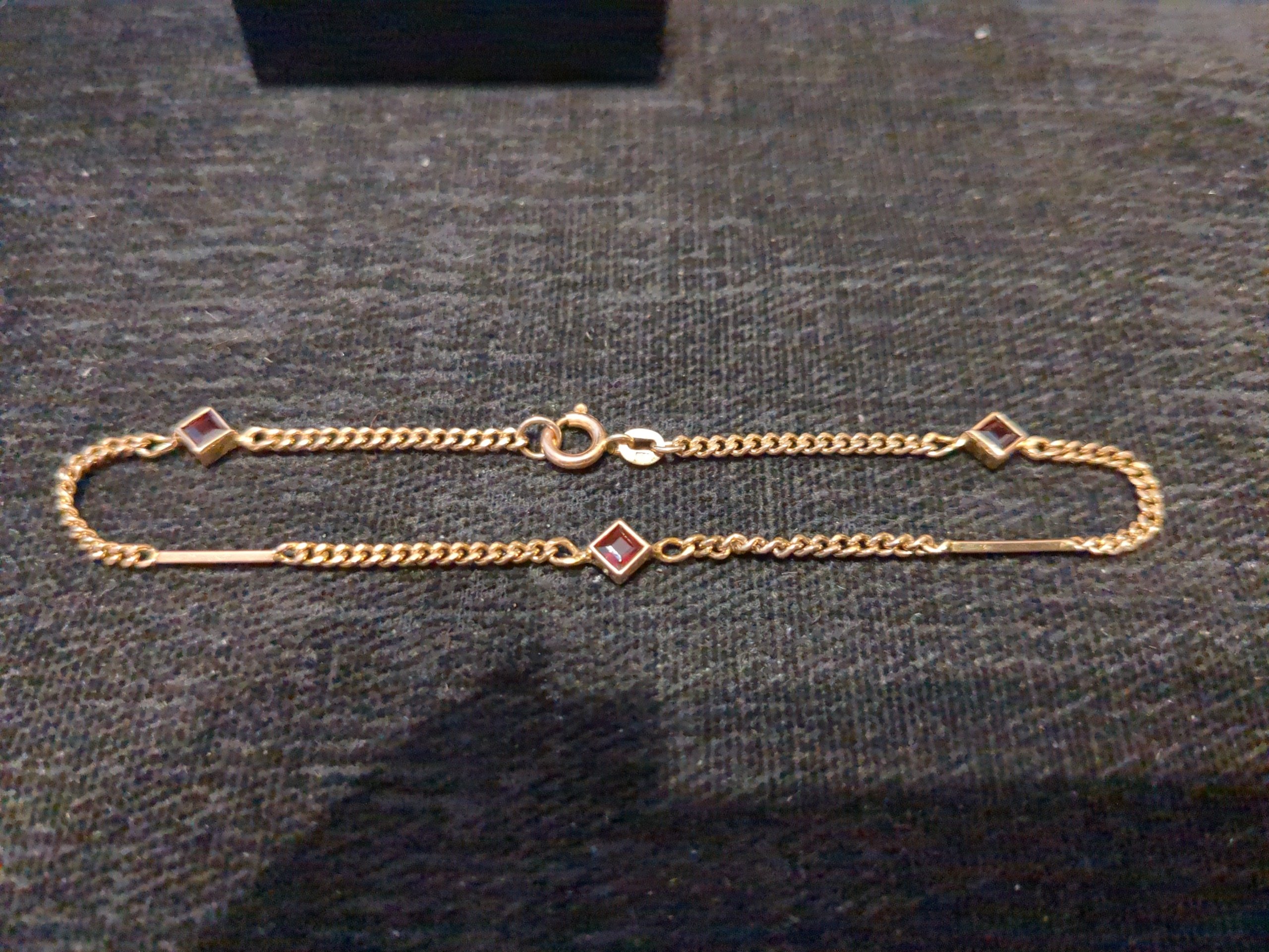9ct Gold Garnet bracelet