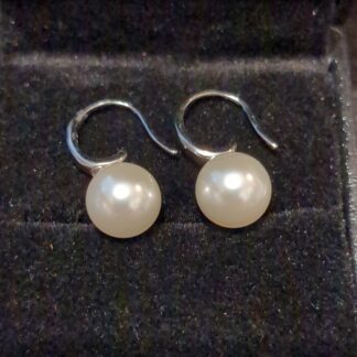 Silver pearl drop earrings